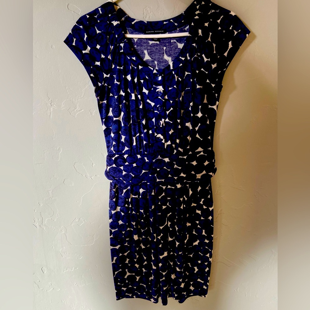 Super Flattering Banana Republic Sheath Dress- Perfect for Spring!